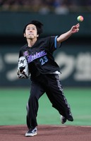 Kazunari Ninomiya throws the ceremonial first pitch at Tokyo Dome on July 31, 2025. (Mainichi/Kenji Ikai)