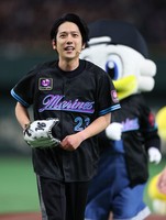 Kazunari Ninomiya leaves the field after throwing the ceremonial first pitch at Tokyo Dome on July 31, 2025. (Mainichi/Kenji Ikai)