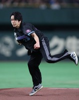 Kazunari Ninomiya throws the ceremonial first pitch at Tokyo Dome on July 31, 2025. (Mainichi/Kenji Ikai)