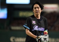 Kazunari Ninomiya leaves the field after throwing the ceremonial first pitch at Tokyo Dome on July 31, 2025. (Mainichi/Kenji Ikai)