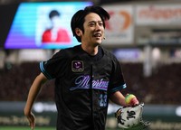 Kazunari Ninomiya leaves the field after throwing the ceremonial first pitch at Tokyo Dome on July 31, 2025. (Mainichi/Kenji Ikai)