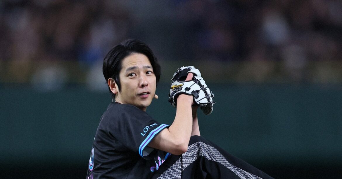 Arashi member Ninomiya throws ceremonial pitch at Tokyo Dome, gives self '100 points'
