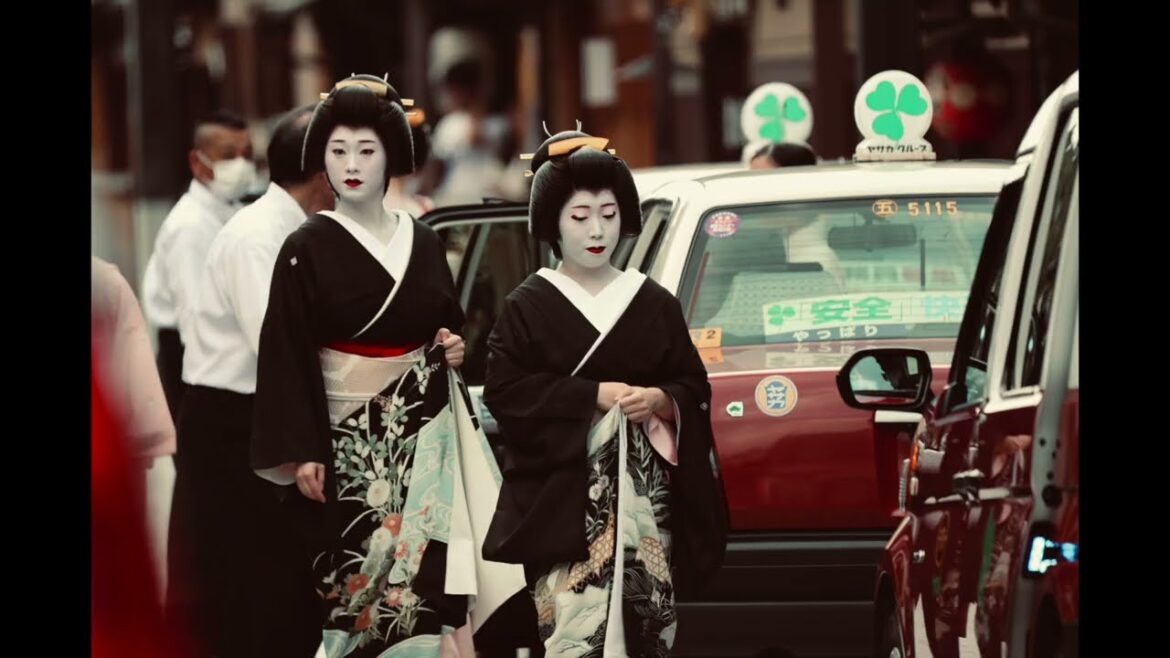 1 AGUSTUS 2025 HASSAKU GEISHA MAIKO KELILING TEA HOUSE DI GION KYOTO