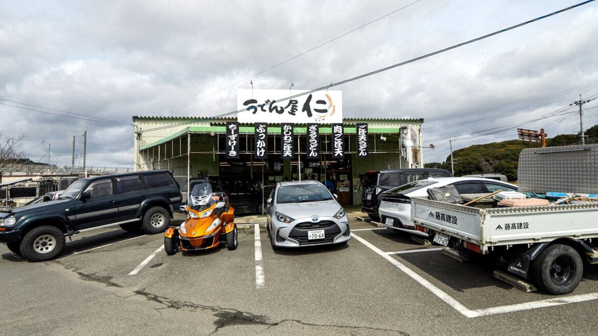 労働者が殺到する田舎にポツンとロードサイドのこだわり手作りうどん屋のヤバすぎる昼営業に密着。