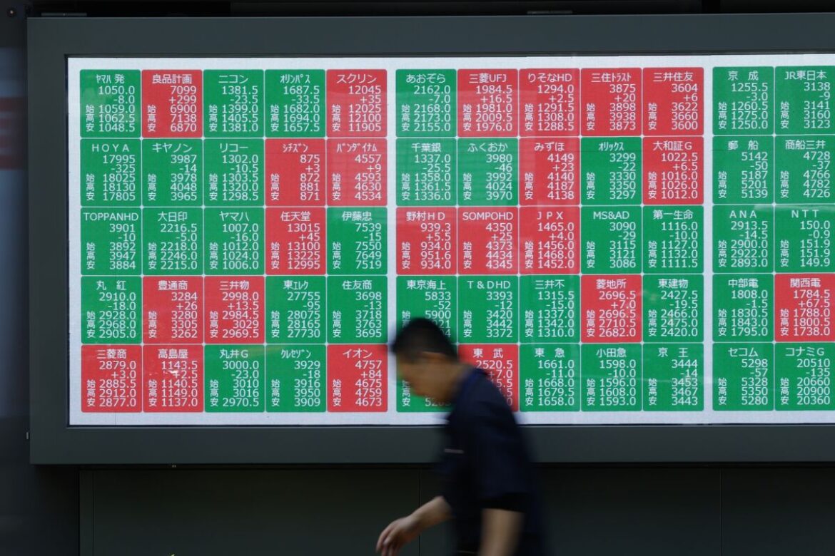 Traders Burned by August Crash Keep Betting on Japan Stocks Traders Burned by August Crash Keep Betting on Japan Stocks