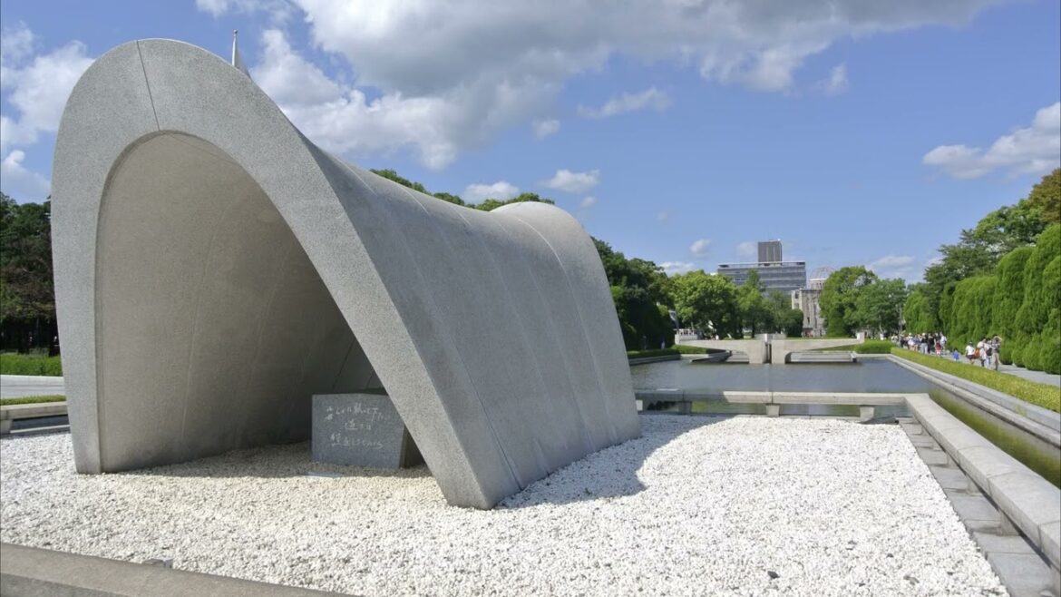 Hiroshima Atomic Bomb Memorial Places(Photo's20min.) +Bonus Doc.Hiroshima/Nagasaki 1945(15min.).