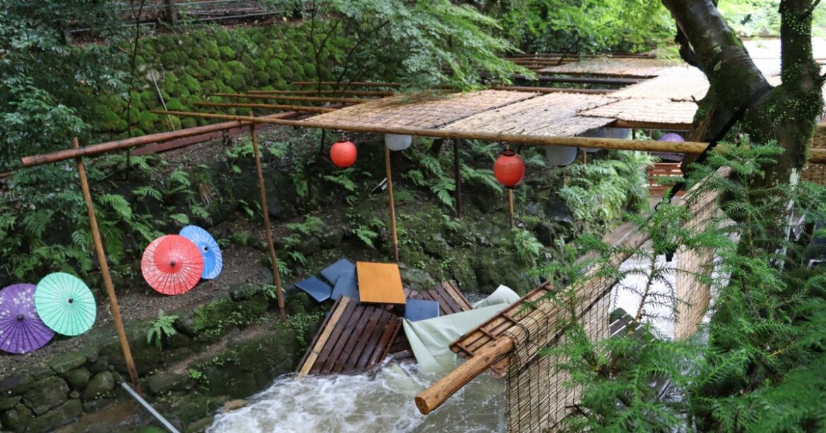 6 fall into swollen river at Kyoto restaurant after dining terrace collapses 6 fall into swollen river at Kyoto restaurant after dining terrace collapses
