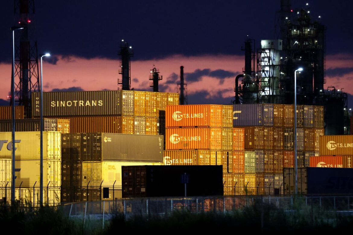 Japan’s Exports Fall Most in Four Years as Tariff Pain Deepens Japan’s Exports Fall Most in Four Years as Tariff Pain Deepens