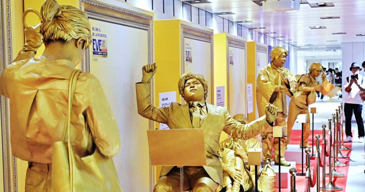 Golden living statues in Osaka raise awareness about hazard of long periods in same posture Golden living statues in Osaka raise awareness about hazard of long periods in same posture
