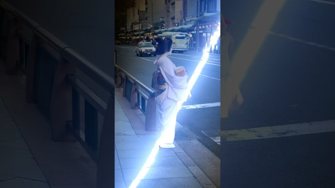 🇯🇵👘”What is she waiting for” #kyoto #maiko #japanculture 🇯🇵👘”What is she waiting for” #kyoto #maiko #japanculture