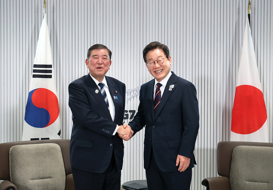 President Lee Jae Myung, right, and Japanese Prime Minister Ishiba Shigeru shake hands during a Korea-Japan summit at the Group of 7 meeting in Kananaskis, Alberta, Canada, on June 17. [JOINT PRESS CORPS]
