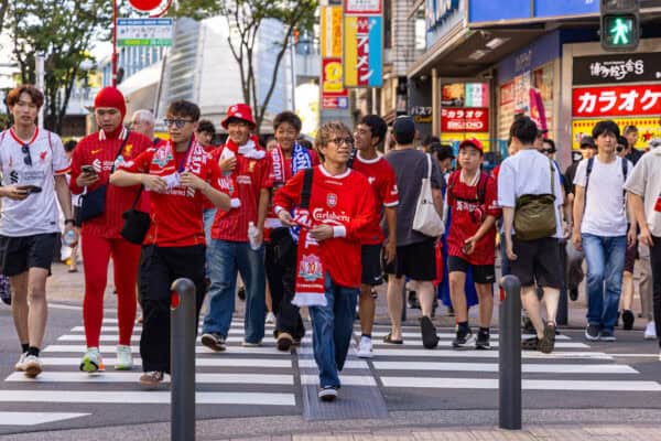 YOKOHAMA, JAPAN - Wednesday, July 30, 2025: Liverpool supporters make their way to the stadium before the Meiji Yasuda J.League World Challenge 2025 match between Yokohama F. Marinos and Liverpool FC at the International Stadium Yokohama. (Photo by David Rawcliffe/Propaganda)f