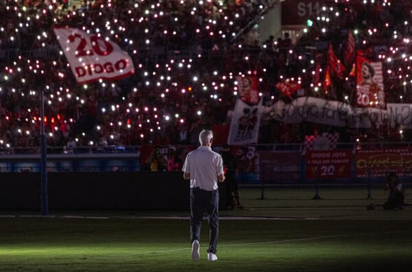 YOKOHAMA, JAPAN - Wednesday, July 30, 2025: Liverpool Ambassador Ian Rush lays a wreath in tribute to Diogo Jota before the Meiji Yasuda J.League World Challenge 2025 match between Yokohama F. Marinos and Liverpool FC at the International Stadium Yokohama. (Photo by David Rawcliffe/Propaganda)