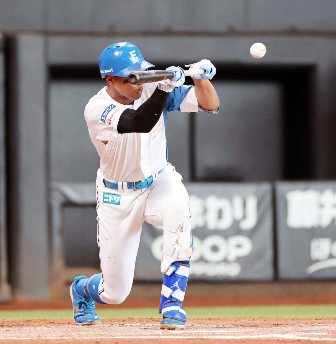 ３回１死二三塁、万波中正は２ランスクイズを決める　（カメラ・越川　亙）