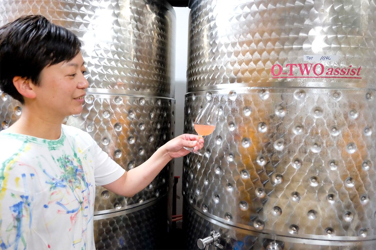 Miyata Takako checks the progress of fermentation at Fukagawa Winery Tokyo. (© Kosugi Satoko)