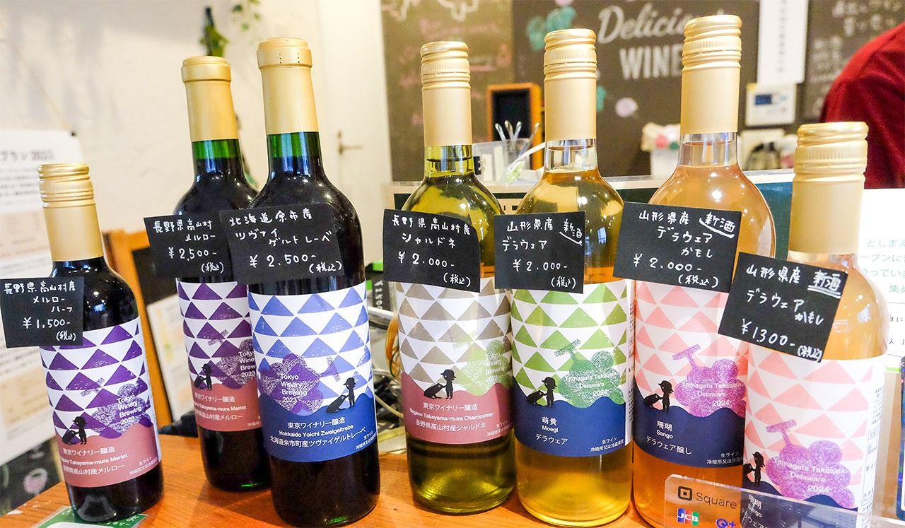 Wines made from domestically grown grapes line the shelves at Tokyo Winery. Some of the brands are also available to take home in your own containers. (© Kosugi Satoko)