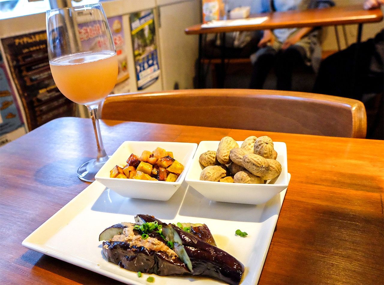 The Tokyo Winery restaurant serves its wine alongside dishes of Nerima-grown vegetables. (© Kosugi Satoko)