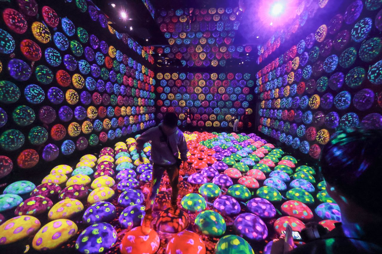 Step on matching colored spheres to hatch vibrant caterpillar larvae in “Rapidly Rotating Bouncing Spheres in the Caterpillar House.” (© Nippon.com)