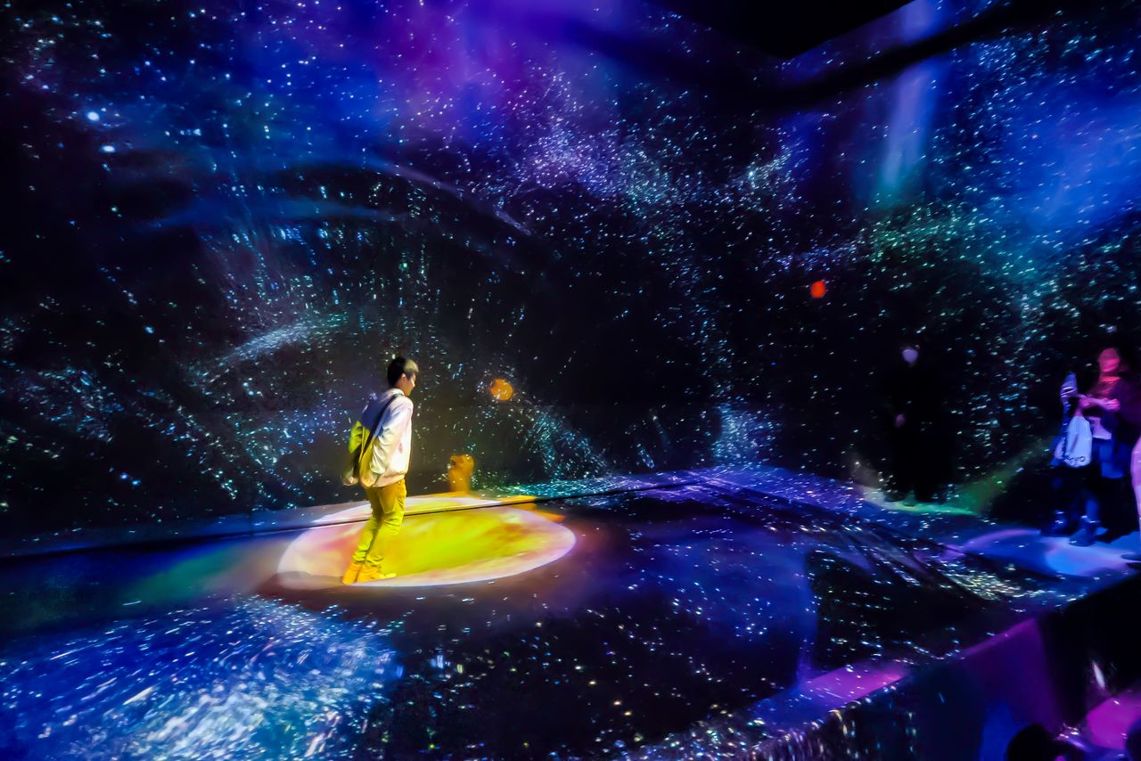 Planets emerge underfoot, transforming into stars or black holes with each leap in “Multi Jumping Universe.” (© Nippon.com)