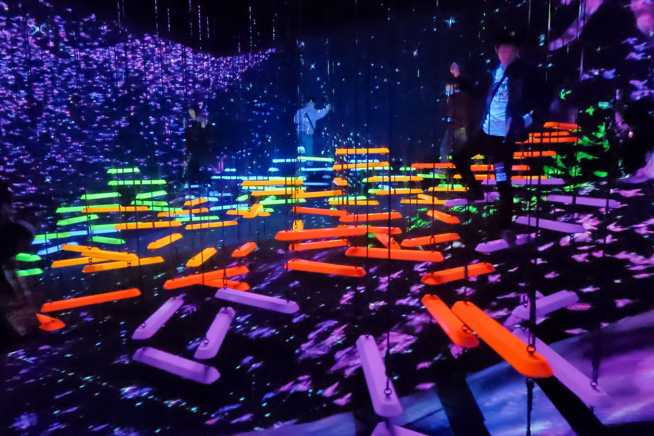 Traverse suspended rods that produce unique tones in “Aerial Climbing through a Flock of Colored Birds.” (© Nippon.com)