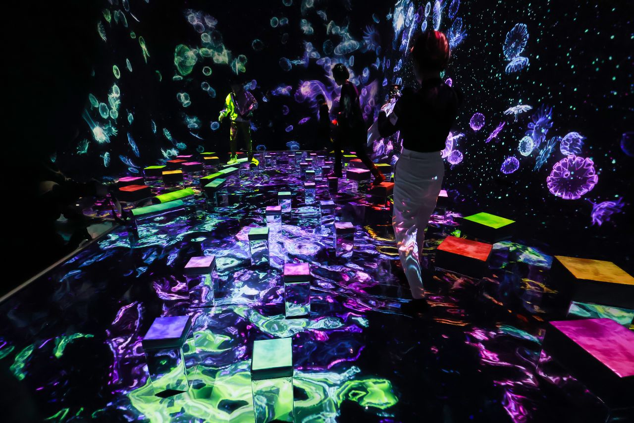 Cross unstable platforms that shift in color and sound in “Balance Stepping Stones in the Invisible World.” (© Nippon.com)