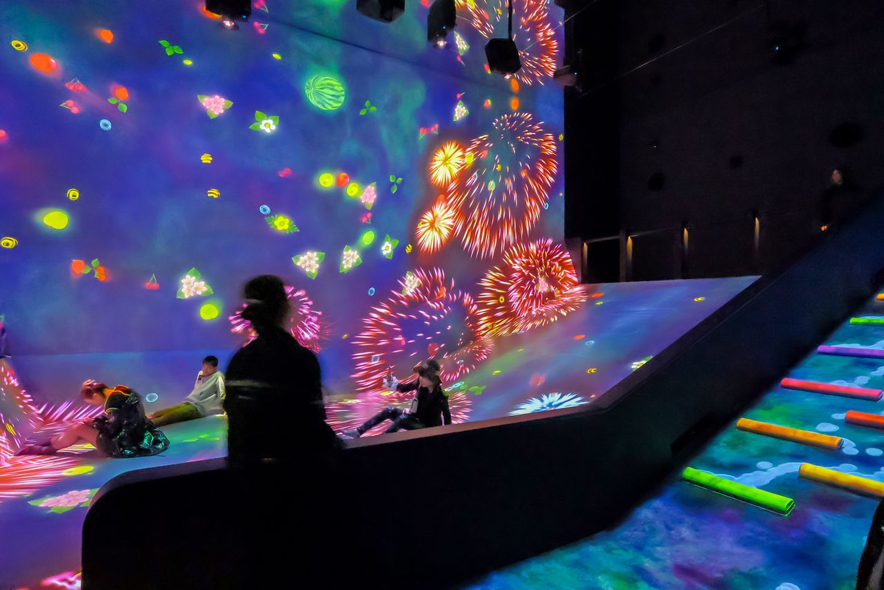 Glide through a field of fruit-bearing trees in “Sliding through the Fruit Field.” (© Nippon.com)