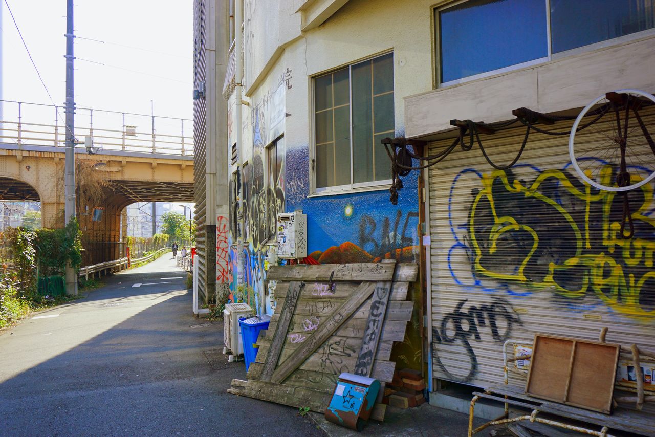 The area south of Shibuya is full of old buildings decorated with graffiti and stickers. (© Gianni Simone)