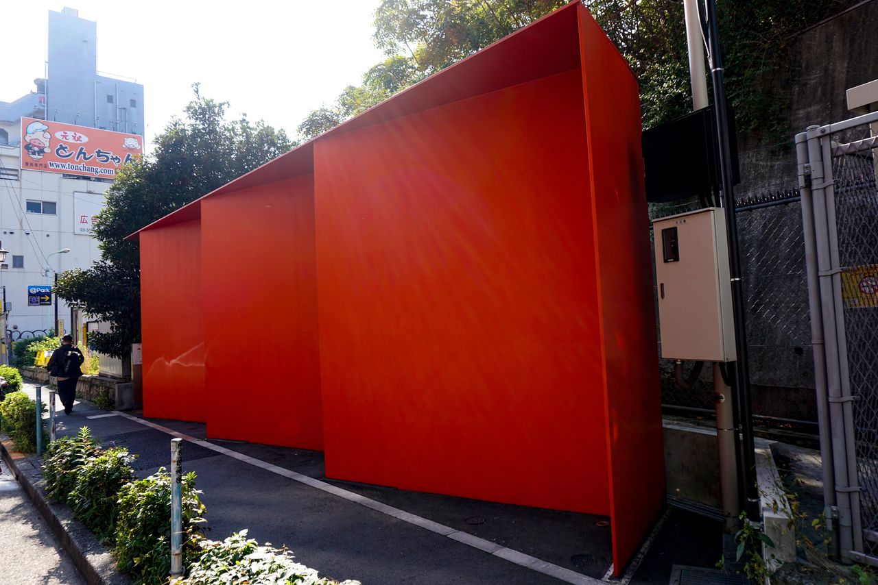 Tamura Nao designed one of the public restrooms for the Tokyo Toilet Project. (© Gianni Simone)