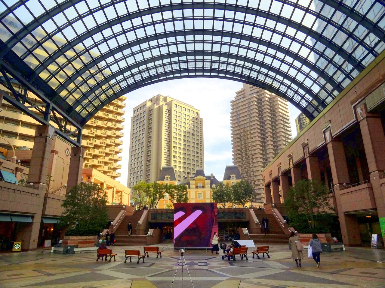 Yebisu Garden Place is a stylish urban complex combining offices, shops, restaurants, a museum, and a scenic plaza. (© Gianni Simone)