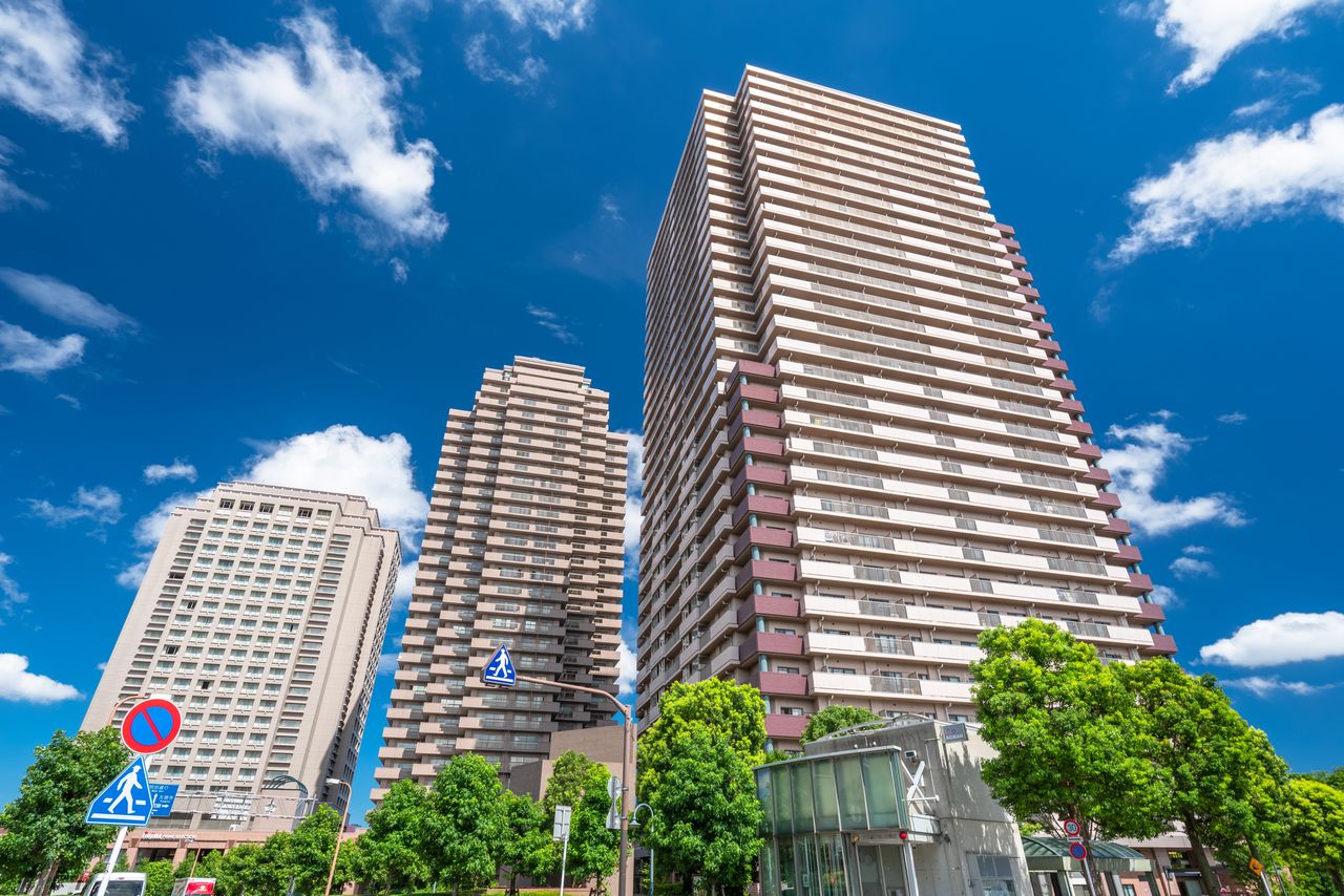 High living in the high rises of Ebisu. (© Pixta)