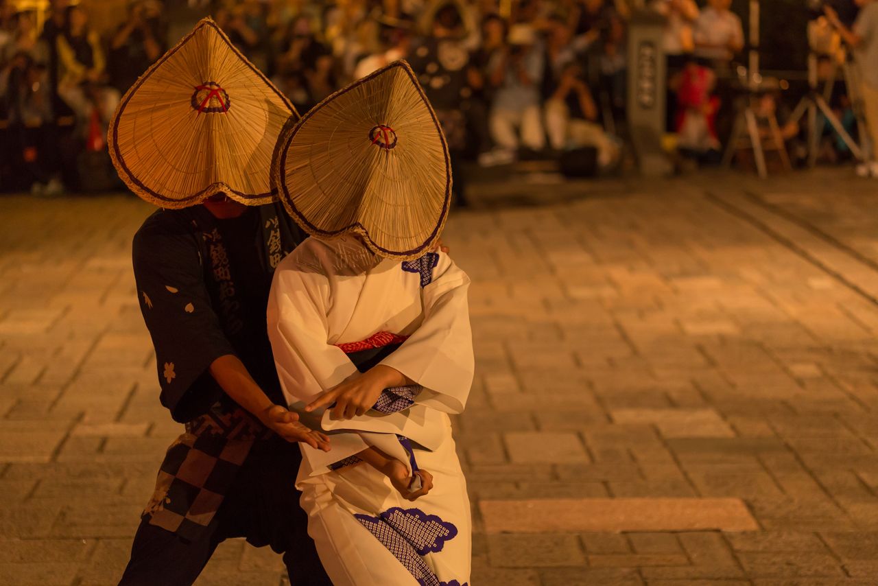 A pair of dancers perform together. (© Pixta)