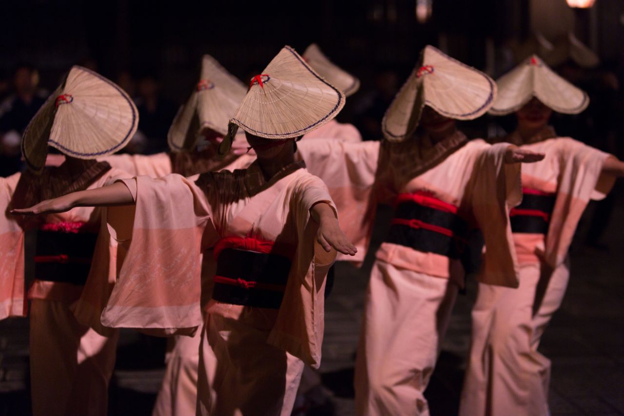 Owara Kaze no Bon dancers. (© Pixta)