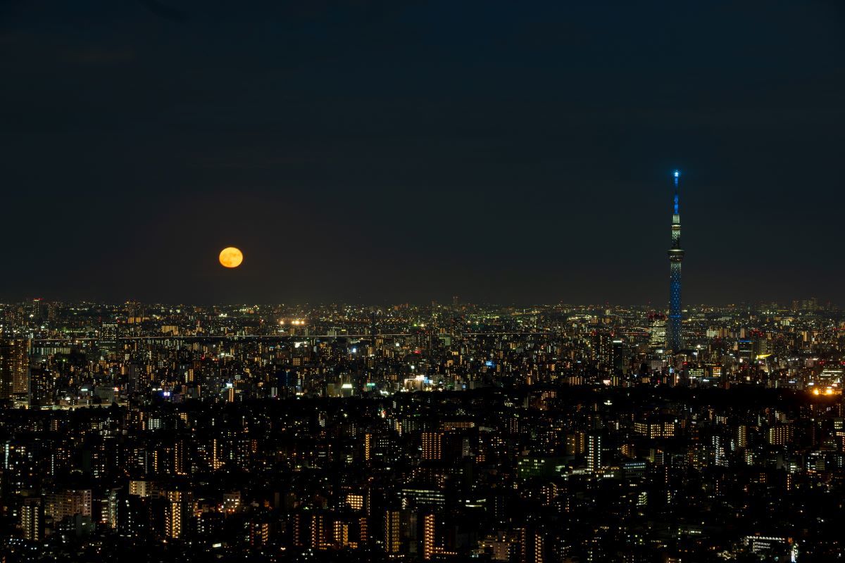 The Tokyo skyline at night as seen from the observatory deck of Sunshine 60. (© Sunshine City)
