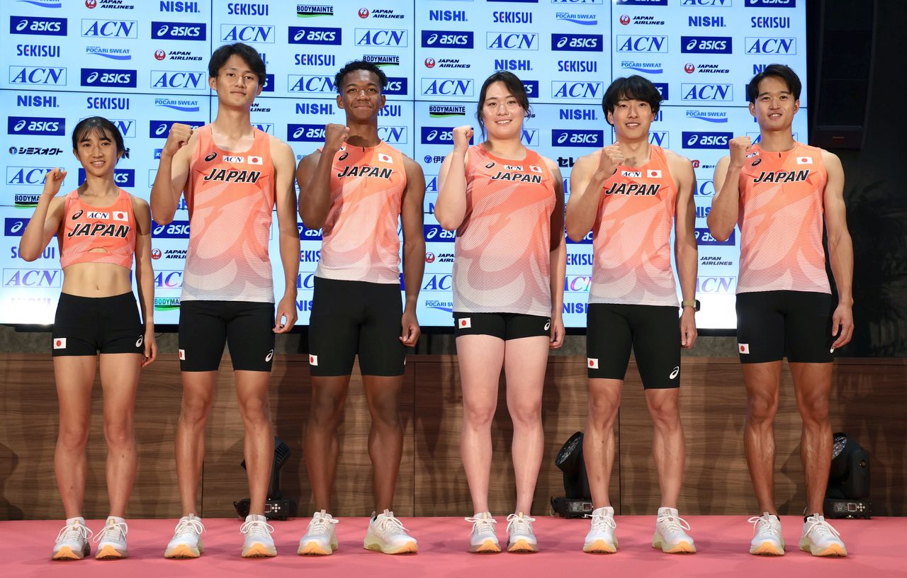 Japanese athletes at a press conference ahead of the championships: from left, Tanaka Nozomi (1,500 meters, 5,000 meters), Uzawa Towa (200 meters), Muratake Rachid (110 meters hurdles), Kitaguchi Haruka (javelin), Izumiya Shunsuke (110 meters hurdles), and Inoue Shunta (400 meters hurdles). (© Jiji; pool photo)