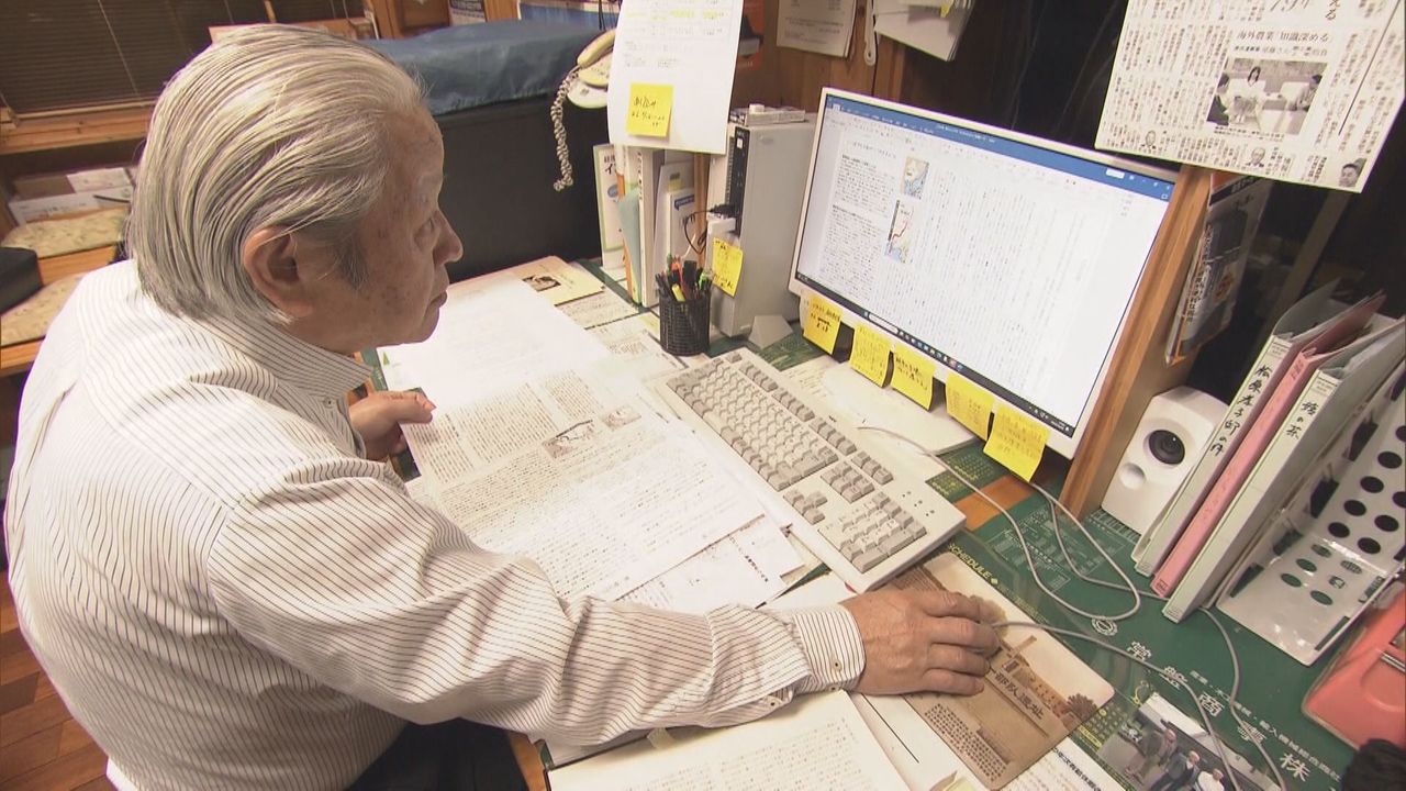 Fujii Hiroyuki, chair of the Settler Community Survivors Society, spent many months preparing the text of the epitaph. (© TV Asahi)