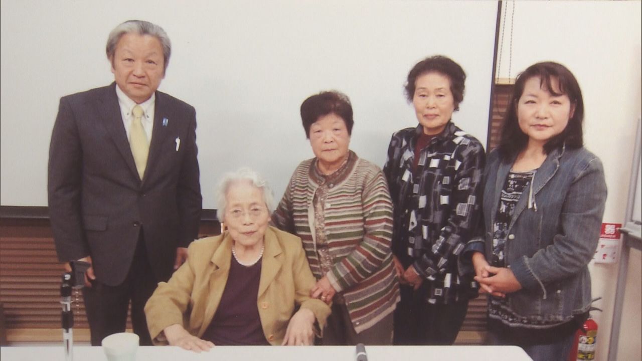 A lecture at the Manchukuo Settler Peace Memorial Hall in 2013. Yasue Yoshiko, seated, is second from left. (© TV Asahi)