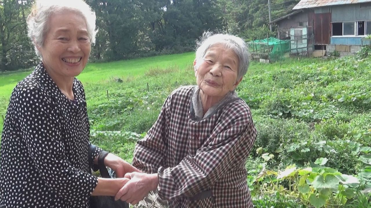 Yasue Kikumi’s affection for Satō Harue, at right, is touching. (© TV Asahi)
