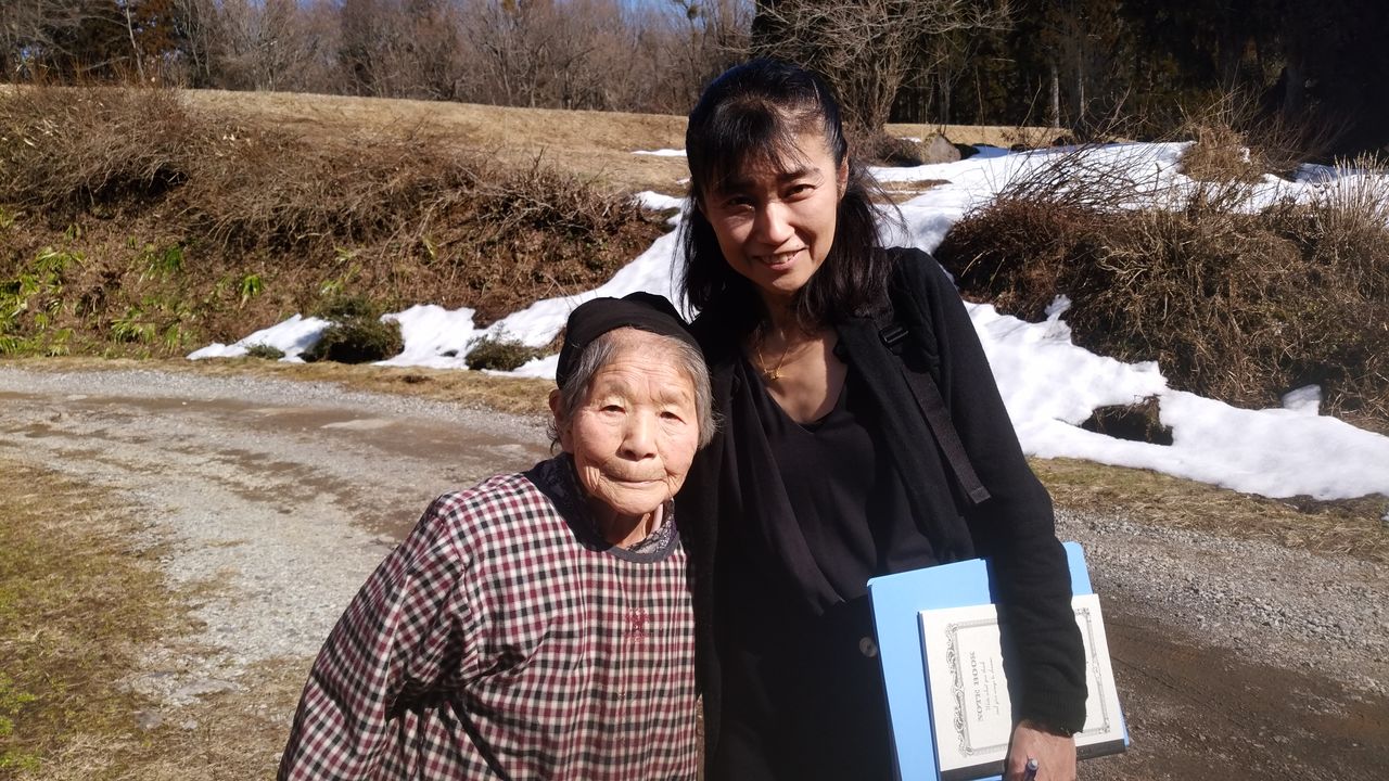 Satō Harue with film director Matsubara. (© TV Asahi)