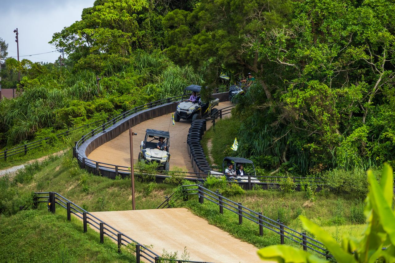 Buggy Voltage, a wild ride through natural off-road terrain. Guests with a Japanese driver’s license or international driving permit can take the wheel. (© Nippon.com)