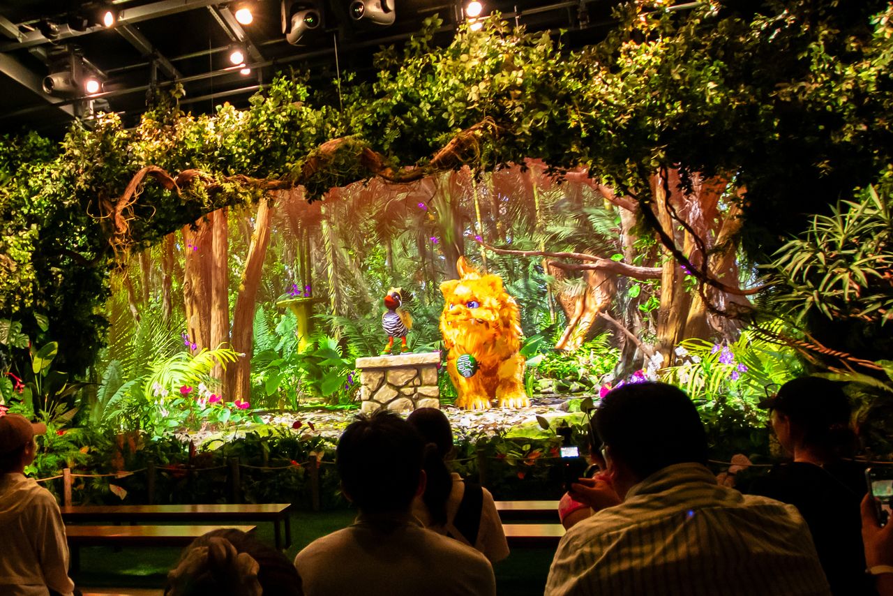 In Yanbaru Friends, mascot characters based on the Okinawa rail (a local bird) and shīsā guardian deity guide visitors through the forest. (© Nippon.com)