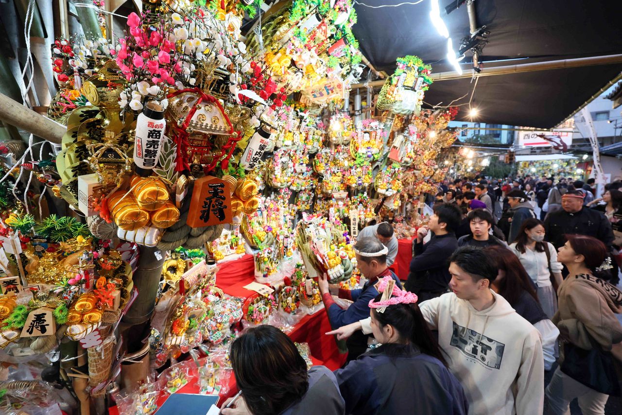Kumade for sale at the Tori no Ichi market. (© Jiji)