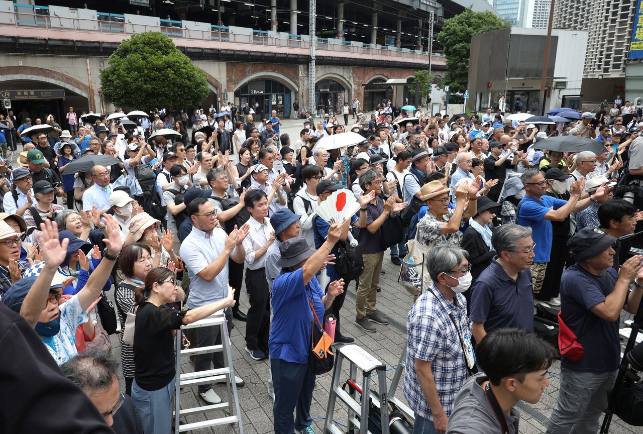 People gather for a July 3, 2025, campaign speech in Tokyo during the upper house election of July 2025, where policies concerning foreigners were among the points of contention. (© Jiji)