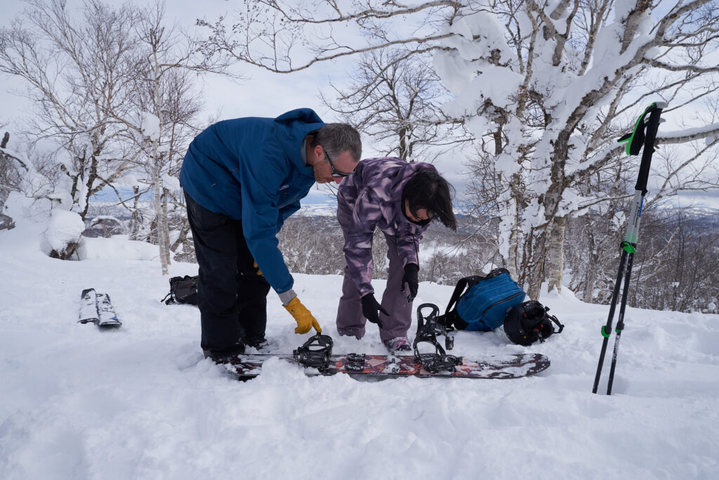 Setting the bindings correctly for the first descent. Image: Aron Tarjani