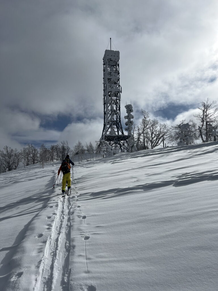 Hiking across the north ridge of Kamuiyama mountain peak. Image: Robin Watts
