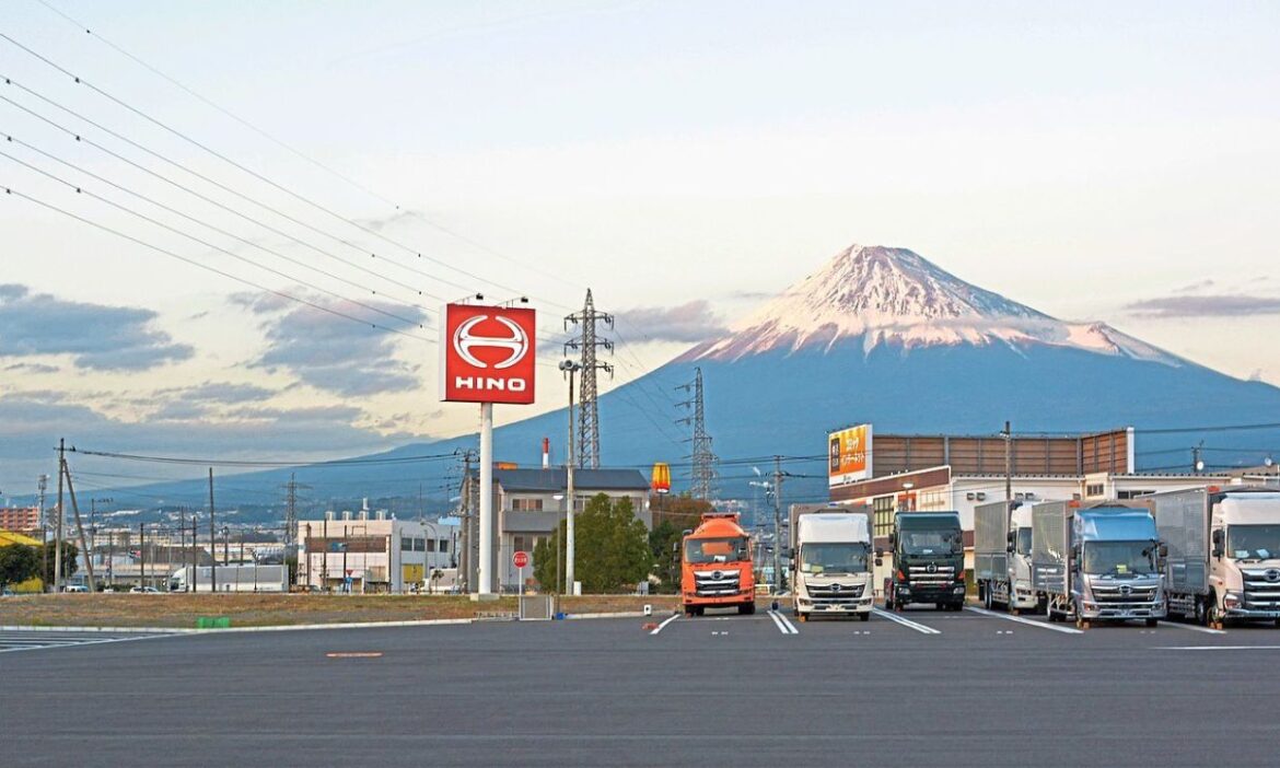 Traffic accidents near Mount Fuji caused by foreign tourist drivers almost doubles to 800
