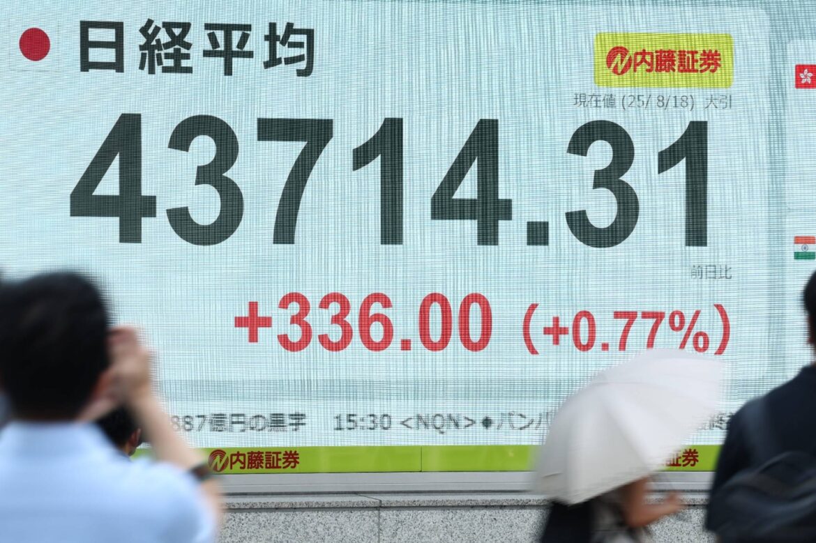 Tokyo stocks hit record highs for the third time in a week Tokyo stocks hit record highs for the third time in a week