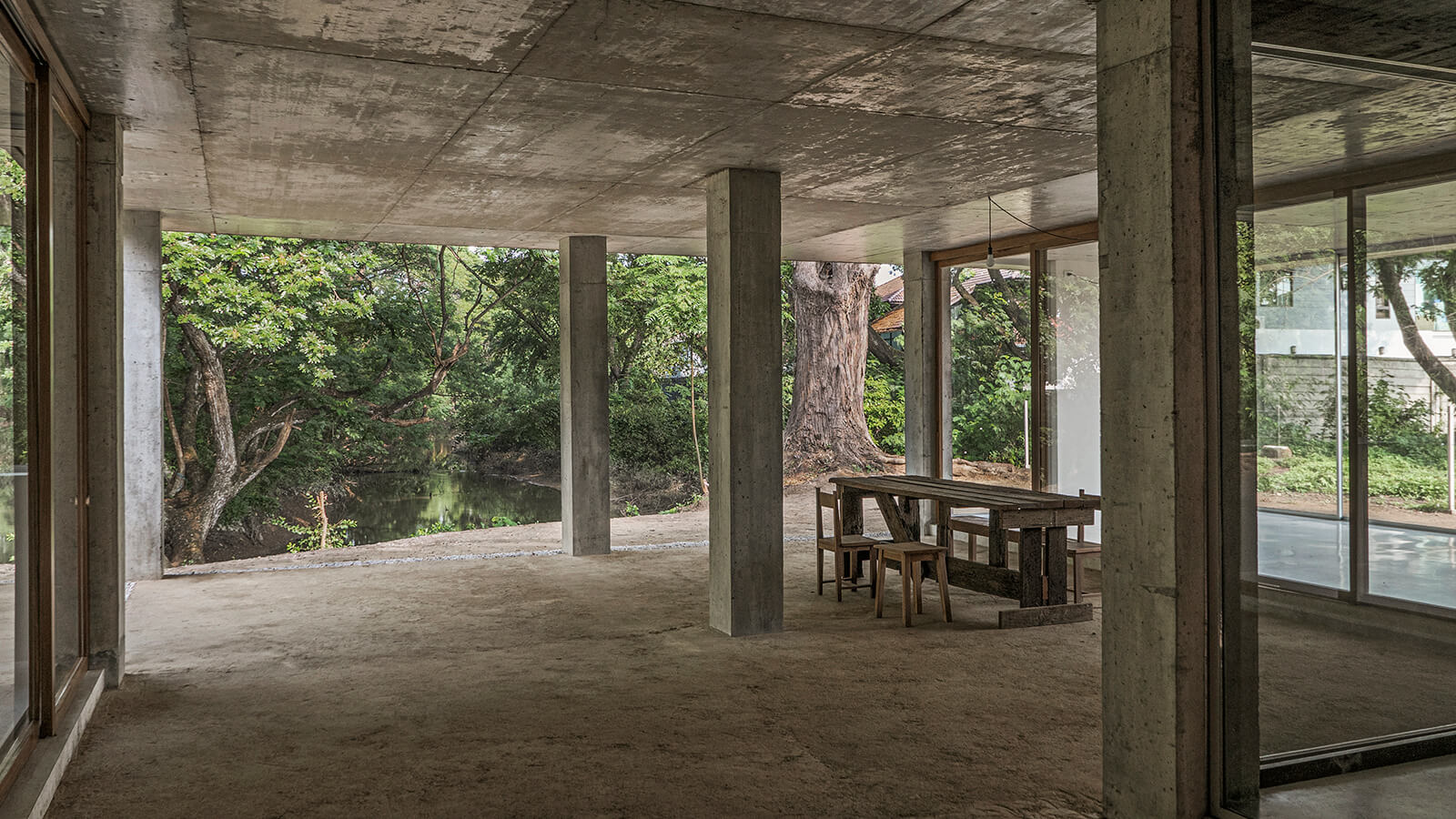 The interiors of House C encompass three primary areas, defined by sliding doors and walls arranged in the centre of the column grid | Bangkok Tokyo Architecture | Thailand | STIRworld