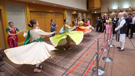 Modi receives a rousing welcome from Japanese artists upon his arrival in Tokyo (DPR PMO)