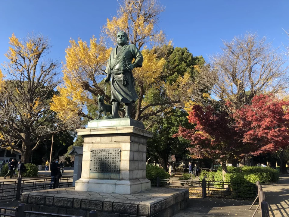 Photo of the statue of samurai Saigō Takamori and his dog, Tsun, in Ueno Park. 