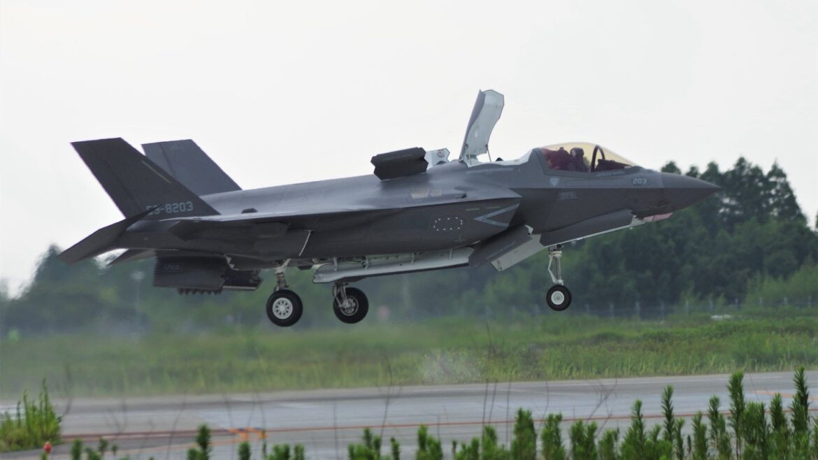 First Japanese F-35Bs Arrive to Nyutabaru Air Base First Japanese F-35Bs Arrive to Nyutabaru Air Base